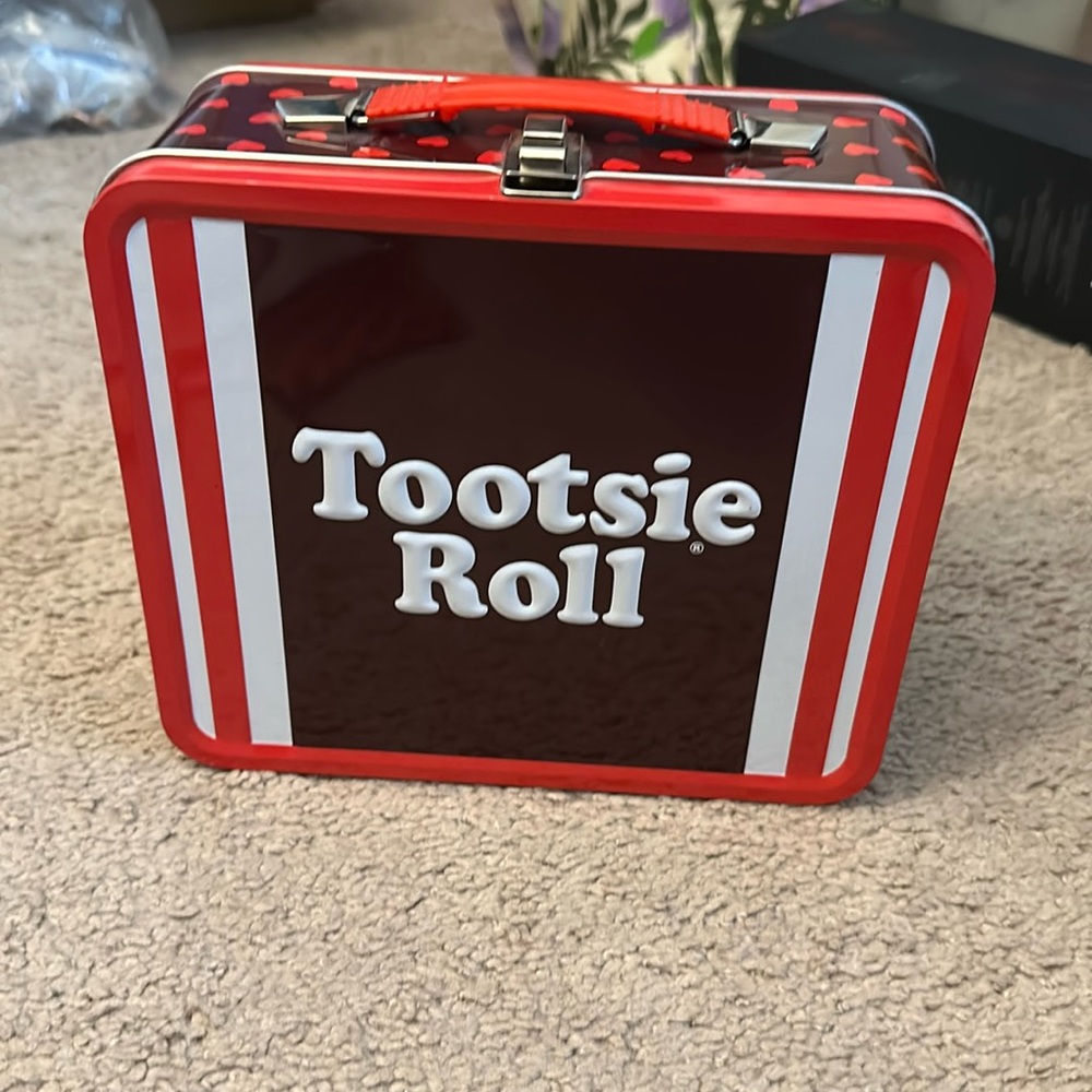 Collectable 2010 Tootsie Roll metal lunch box with hearts